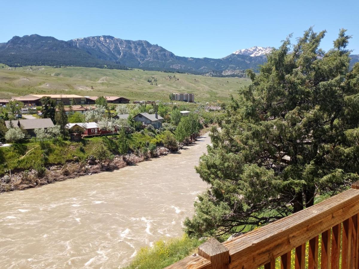 Yellowstone Riverside Cottages Гардинер Экстерьер фото